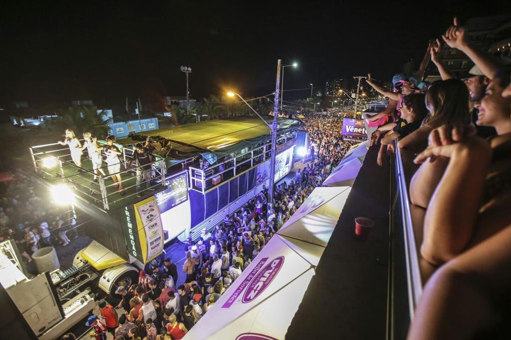 A festa dos foliões começou por volta das 21 horas com apresentações nos trios elétricos Avassalador e Tremendão | Daniel Castellano/Gazeta do Povo