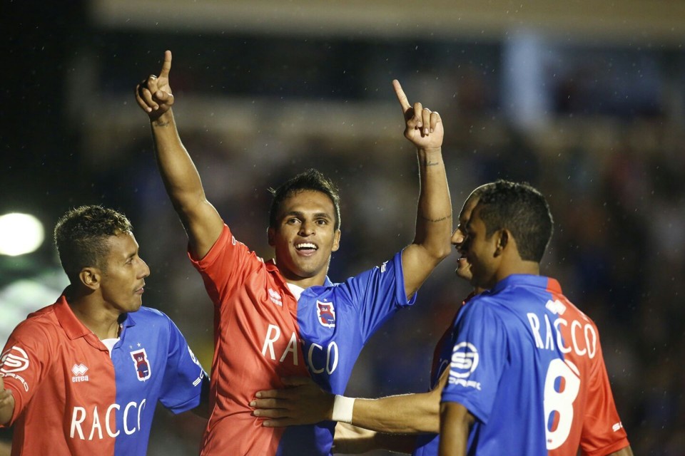 Robson comemora o gol da vitória do Paraná sobre o Atlético | Marcelo Andrade/Gazeta do Povo