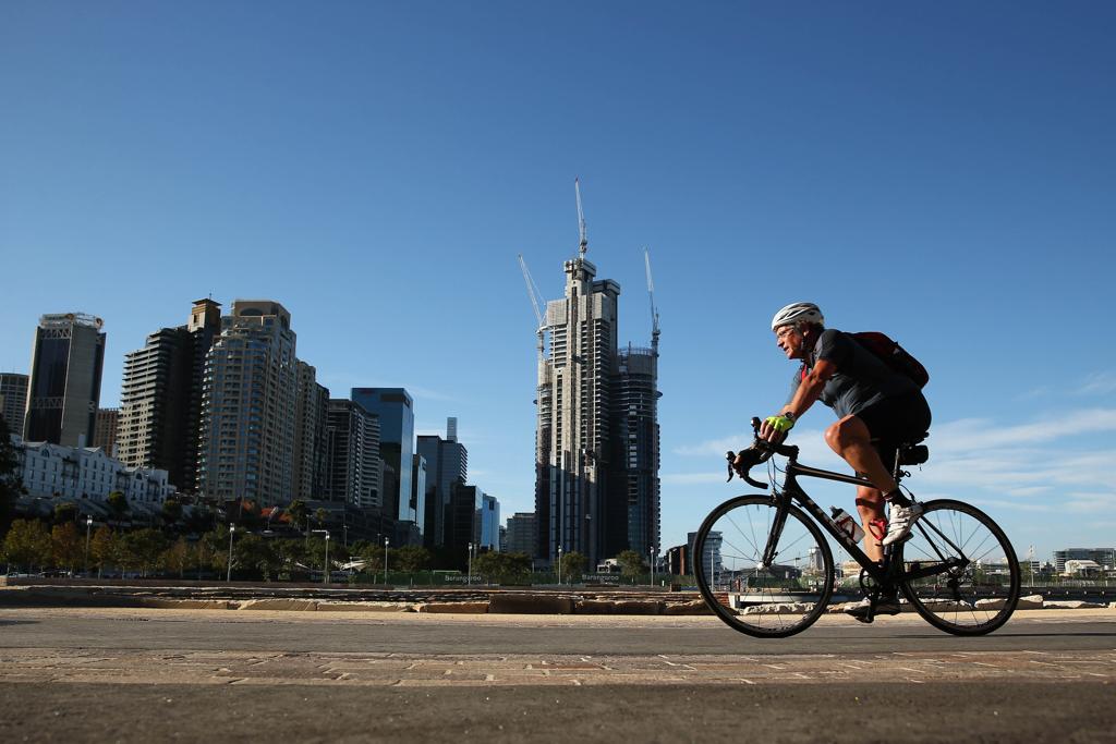 Ciclista pedala pelas ruas de Sydney, onde novas leis tornaram as multas para infratores mais altas | Brendon Thorne/Bloomberg