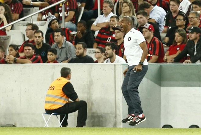 Cristóvão Borges mostrou irritação à beira do gramado. | Hugo Harada/Gazeta do Povo
