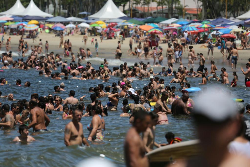 O sol apareceu no litoral do Paraná: praia Mansa, em Caiobá, ficou lotada na manhã desta segunda-feira | Daniel Castellano/Gazeta do Povo