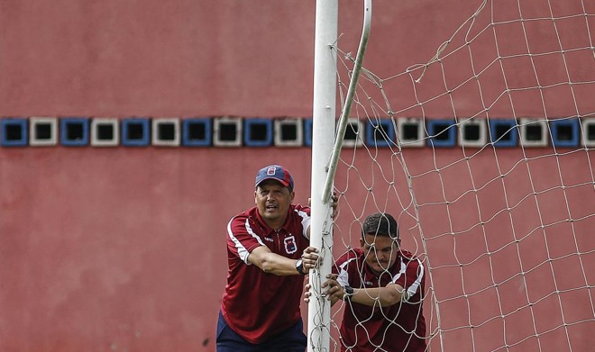 Técnico Claudinei Oliveira durante treino do Paraná. | Jonathan Campos/Gazeta do Povo