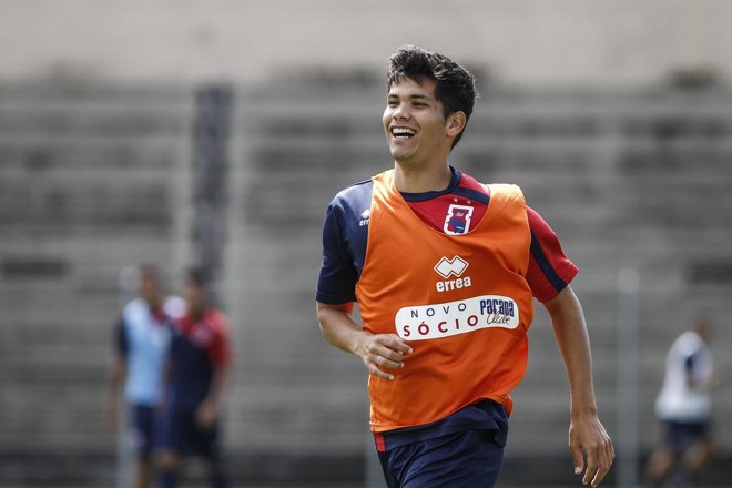Eliton, 20 anos, durante treino na Vila. | Jonathan campos/Gazeta do Povo