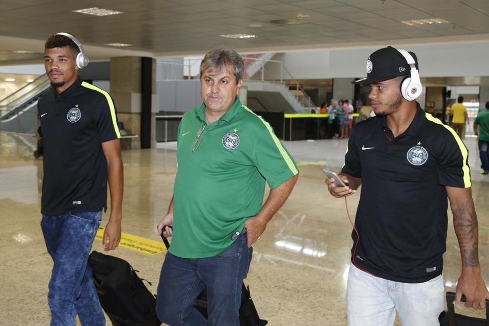 Técnico Gilson Kleina entre Juninho e Evandro: Coxa sabe da dificuldade que vai ter em Foz. | Henry Milleo/Gazeta