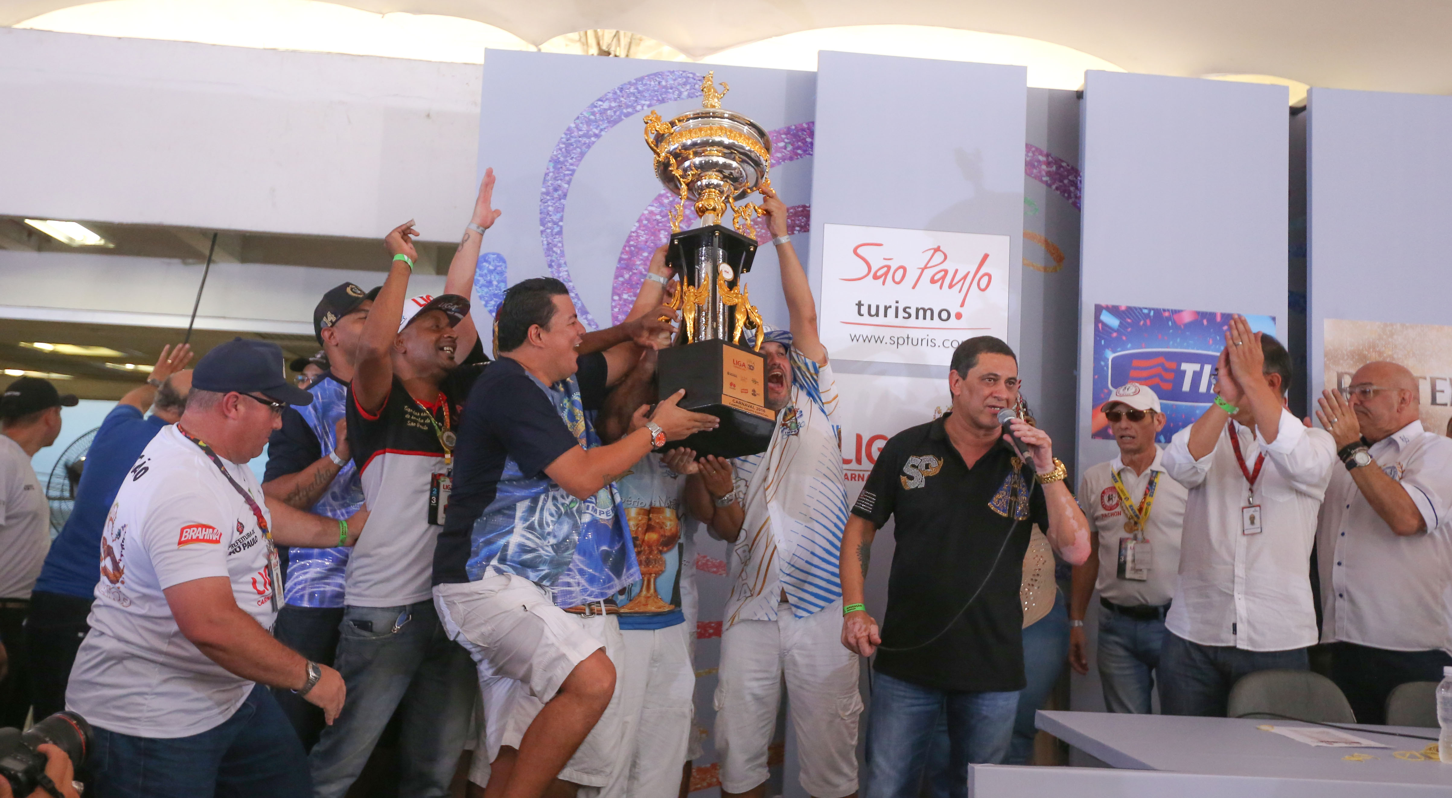 Integrantes da Império da Casa Verde levantam a taça de campeões do carnaval de São Paulo | Paulo Pinto/LigaSP