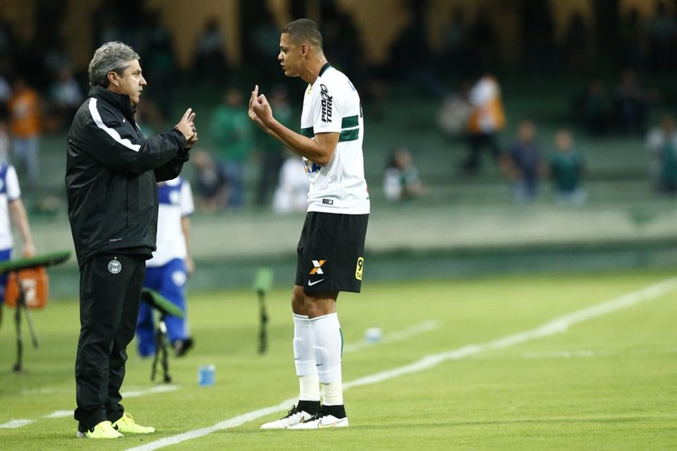 Kleina orienta a defesa durante o confronto com o Londrina. | Hugo Harada/Gazeta do Povo