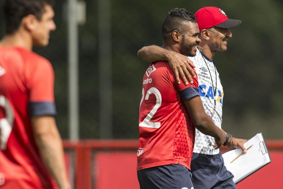 Nikão recebe abraço do técnico Cristóvão Borges: meia teve uma entorse no tornozelo e está recuperado. | Marcelo Andrade/Gazeta do Povo