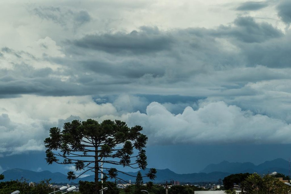 Tarde de domingo deve ser de tempo instável no litoral e na região metropolitana da capital do Paraná. Temperaturas, no entanto, não baixam. | Brunno Covello/Arquivo Gazeta do Povo