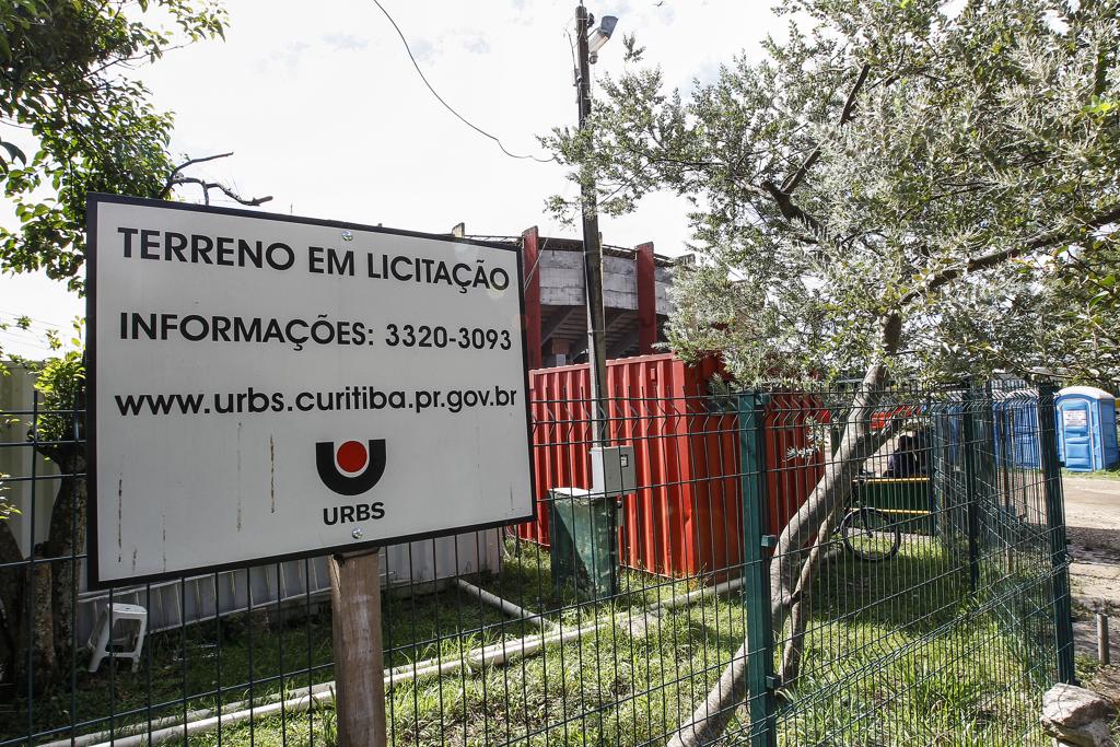 Placa nos terrenos anuncia a licitação | Jonathan Campos/Gazeta do Povo