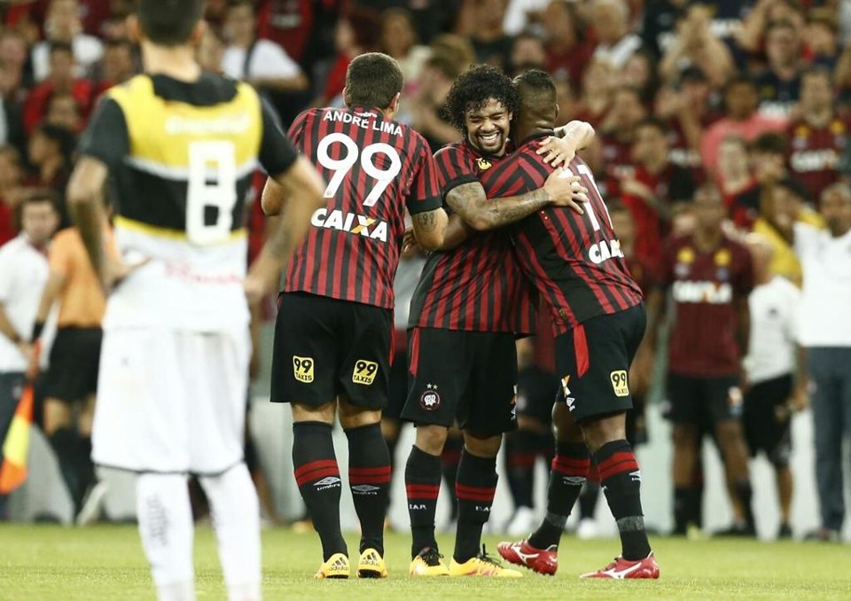 Otávio celebra o gol marcado aos 42 do segundo tempo. | Hugo Harada/Gazeta do Povo