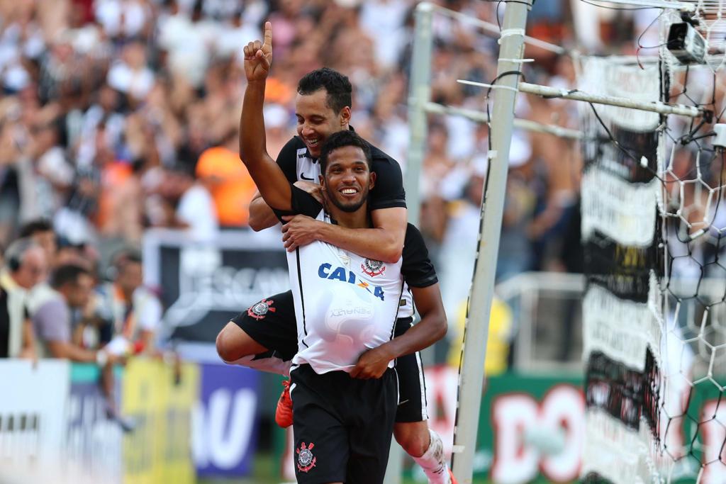 Yago comemora gol que marca mais uma vitória do Timão contra o São Paulo em Itaquera | Marcos Bezerra/Futura Press/Folhapress