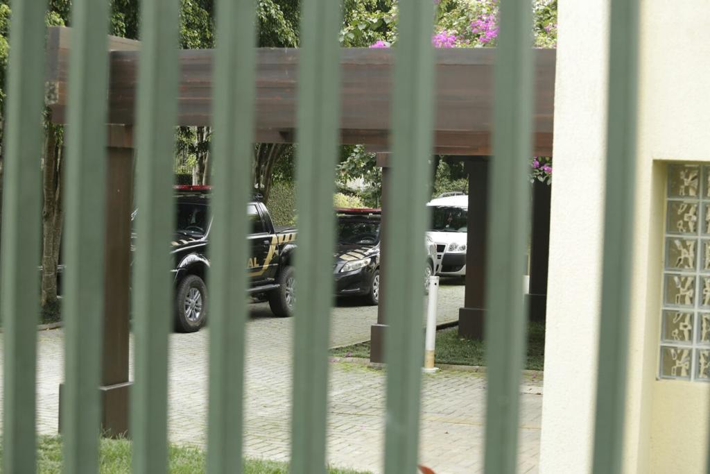 Viaturas da PF na sede da CR Almeida. | Lineu Filho/Tribuna