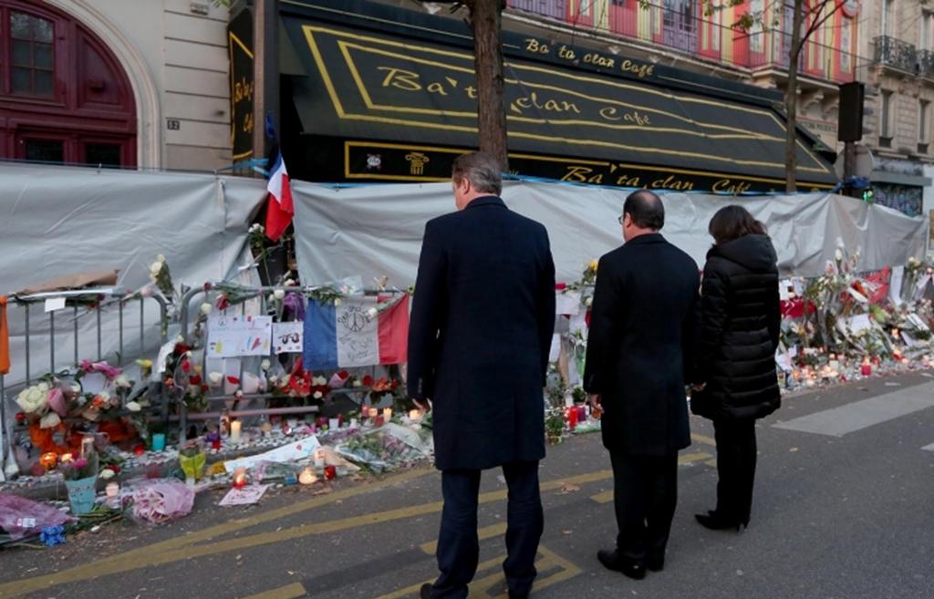 Premiê britânico, David Cameron, e presidente francês, François Hollande, durante visita ao Bataclan em homenagem às vítimas dos ataques de novembro de 2015 | Élysée – Présidence de la République française/Fotos Públicas