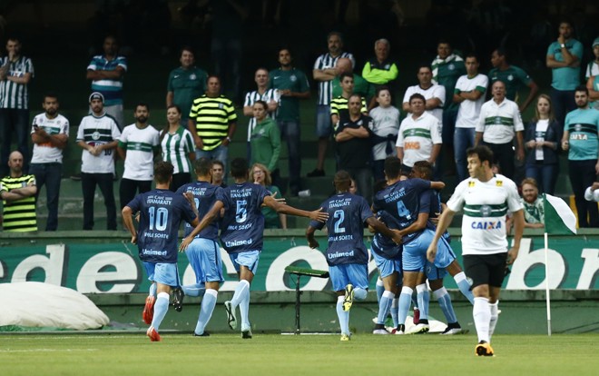 Jogadores do Londrina comemoram o gol marcado logo aos 6 minutos de jogo. | Hugo Harada/Gazeta do Povo