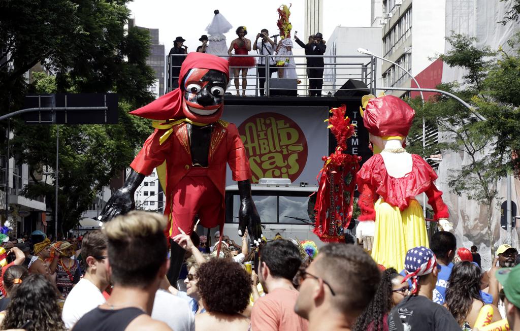 Segundo organização do evento, 15 mil pessoas participaram do último ato pré-carnaval em Curitiba. | Pedro Serapio/Gazeta do Povo