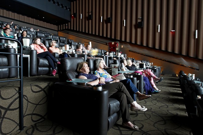 Sala cheia do cinema no Pátio Batel para a estreia do filme Os Dez Mandamentos da Rede Record | Antônio More/Gazeta do Povo