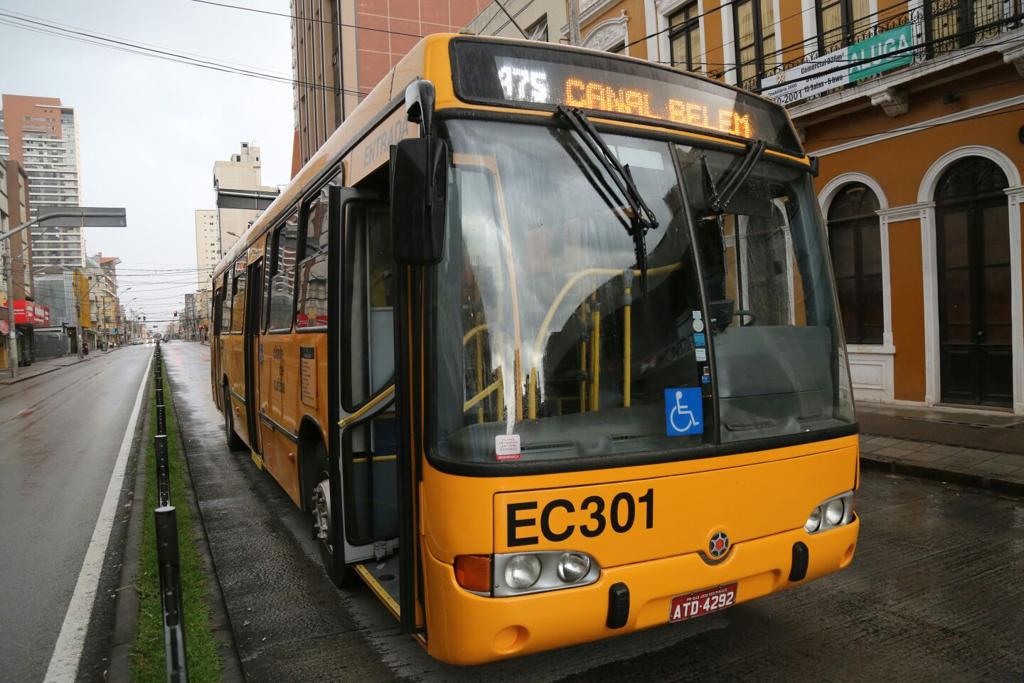 Abordagem dos policiais ao ônibus ocorreu na canaleta exclusiva da Avenida Marechal Floriano Peixoto | Pedro Serápio/Gazeta do Povo/