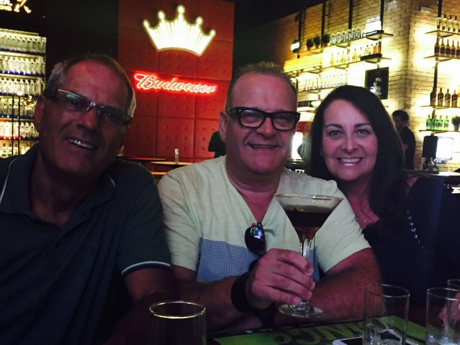 Foi no Bar + 55, o happy hour em honra da nova idade do designer Roberto Amaral da Cunha. Cercam-no, na foto, Fabio e Maria Angela Molteni, cunhado e irmã do aniversariante. | Divulgação