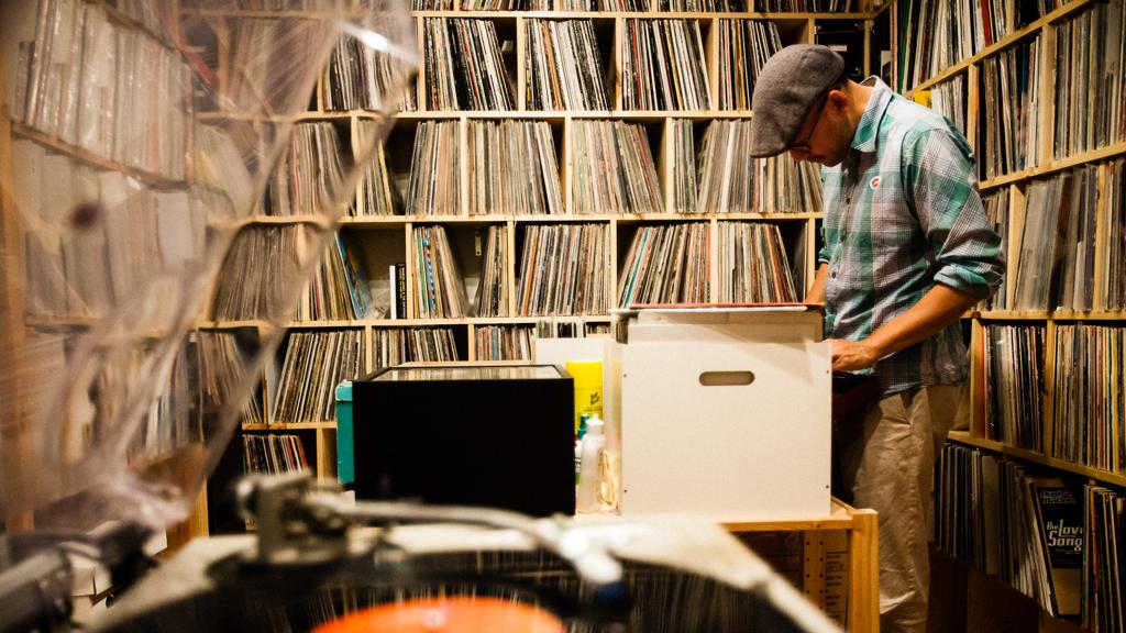 Proposta de Elion Paz é fotografar os colecionadores na intimidade de suas discotecas. | Eilon Paz for Dust & Grooves/Divulgação