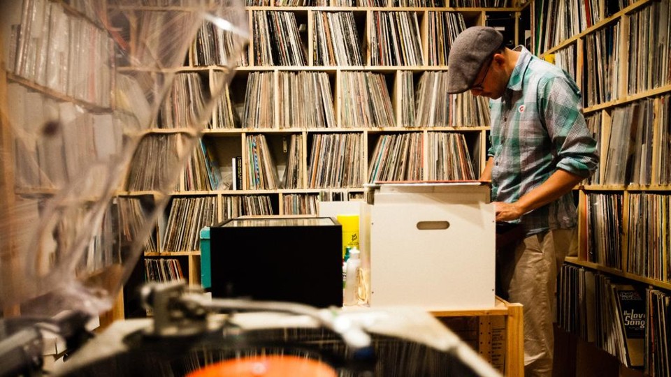 Proposta de Elion Paz é fotografar os colecionadores na intimidade de suas discotecas. | Eilon Paz for Dust & Grooves/Divulgação