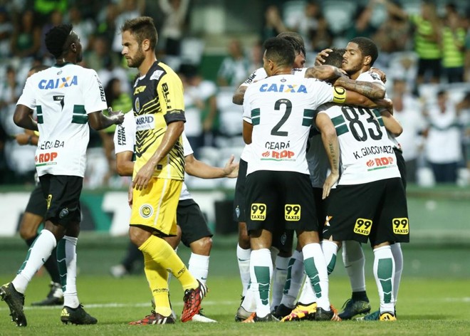 Bola na rede. Festa dos jogadores alviverdes no Couto Pereira. | Hugo Harada/Gazeta do Povo