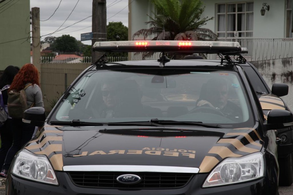 Policiais federais em ação: Receita busca recuperar valores em impostos e multas. | Aniele Nascimento/Gazeta do Povo