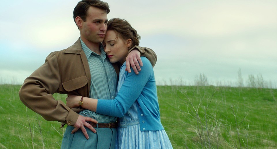 Emory Cohen e Saoirse Ronan, o casal que estrela “Brooklyn”. | Divulgação