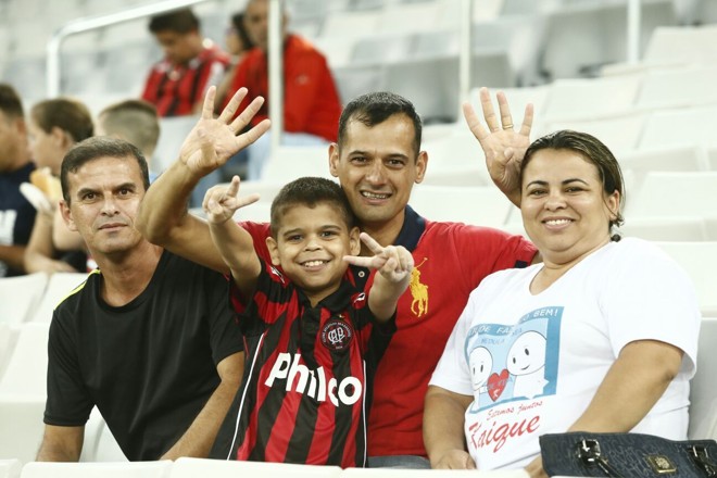 Família atleticana confiava em goleada antes do início da partida. | Hugo Harada/Gazeta do Povo