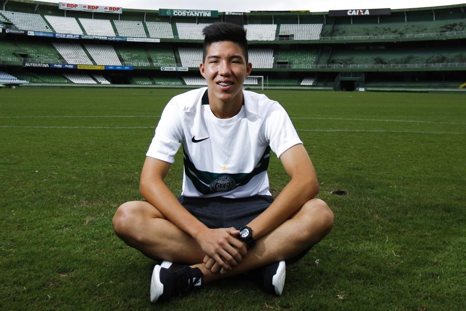 Kazuzinho posa para foto no Couto: sonho de jogar no Coxa. | Daniel Castellano/Gazeta do Povo