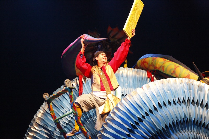 O espetáculo utiliza bonecos, atores e brinquedos. | Divulgação