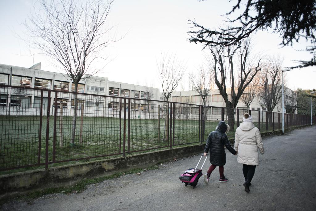 Silvia Benatti perdeu o emprego em uma fpabrica local e agora tem dificuldades em acertar as contas com o município: preocupação é que a filha fique sem o lanche da escola | ALESSANDRO GRASSANI/NYT