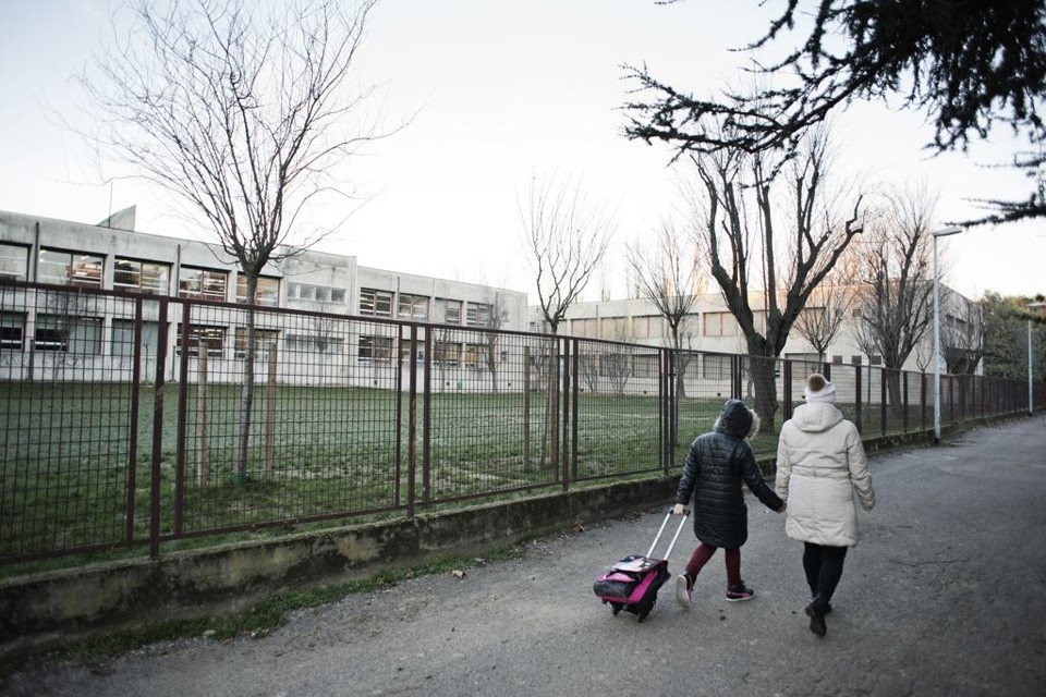 Silvia Benatti perdeu o emprego em uma fpabrica local e agora tem dificuldades em acertar as contas com o município: preocupação é que a filha fique sem o lanche da escola | ALESSANDRO GRASSANI/NYT