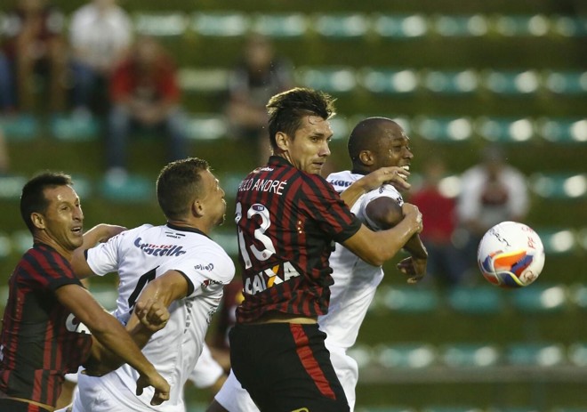 Zagueiros atleticanos Paulo André e Vilches disputam a bola com jogadores do Maringá em lance de bola parada. Jogo truncado. | Hugo Harada/Gazeta do Povo