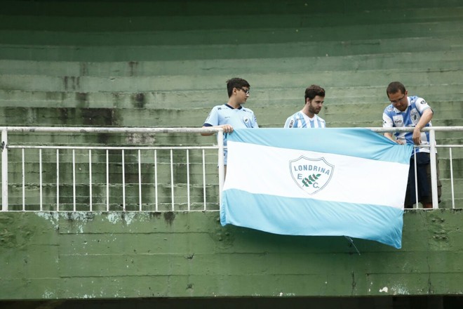 Torcida do Londrina também marcou presença; | Hugo Harada/Gazeta do Povo