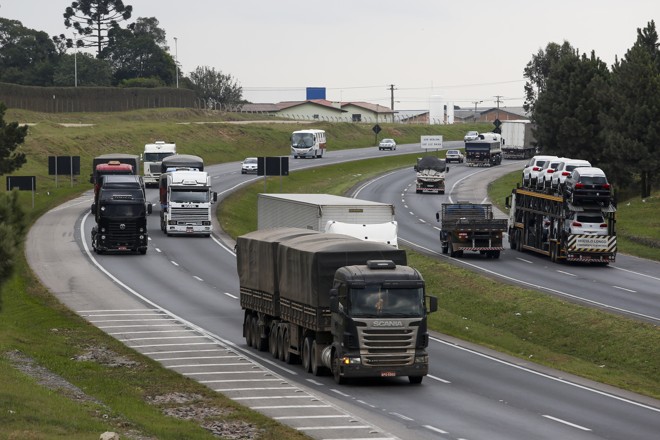 Estudo revela que a frota de caminhões do país tem idade média de 13,9 anos . | Brunno Covello/Gazeta do Povo
