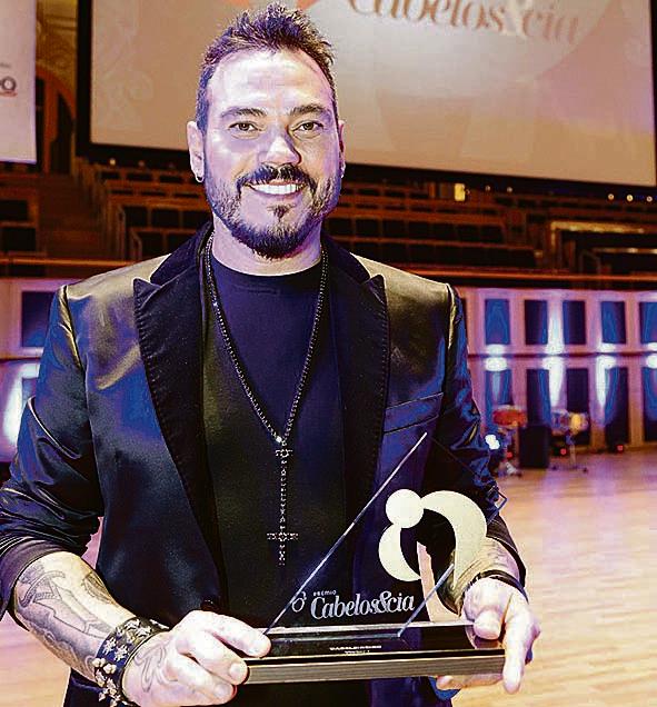 Viktor Gonçalves com o prêmio de Melhor Cabeleireiro do Brasil recebido durante a premiação Cabelos&Cia, em São Paulo. | Helio Norio
