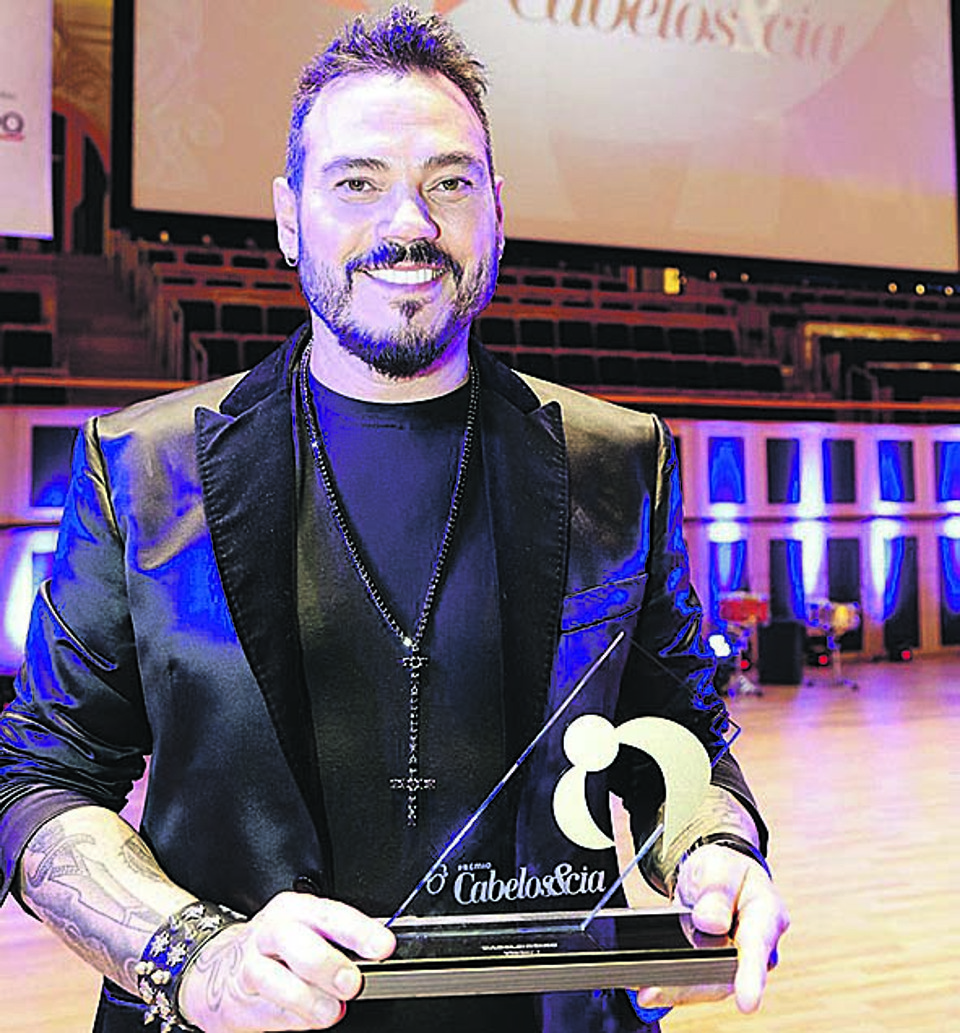 Viktor Gonçalves com o prêmio de Melhor Cabeleireiro do Brasil recebido durante a premiação Cabelos&Cia, em São Paulo. | Helio Norio