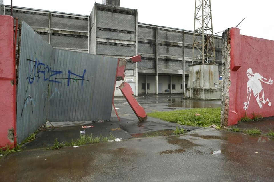 Portão da Vila Capa nema na Rua Pedro Araújo caiu com a chuva forte de segunda-feira. | Marcelo Andrade/Gazeta do Povo