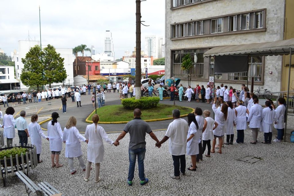 Grupo pretende seguir com abraços até dar a volta na quadra do HC | Sinditest-PR/Divulgação
