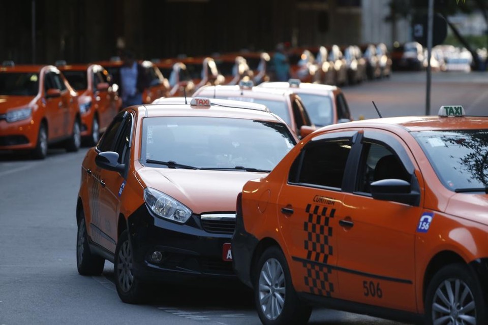 O uberX, a categoria mais barata do serviço, é a que tem mais potencial para concorrer com os taxistas | Hugo Harada/Gazeta do Povo