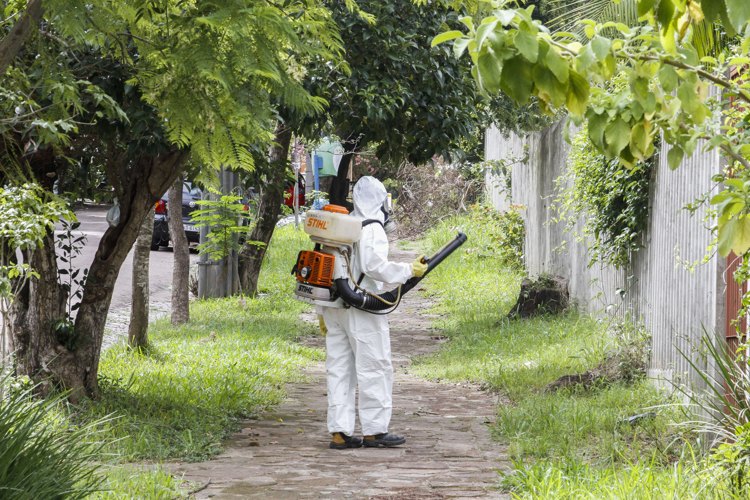 Aplicação de larvicida em bairro de Porto Alegre: estudo argentino pôs em xeque segurança do larvicida. | Cristine Rochol/ PMPA