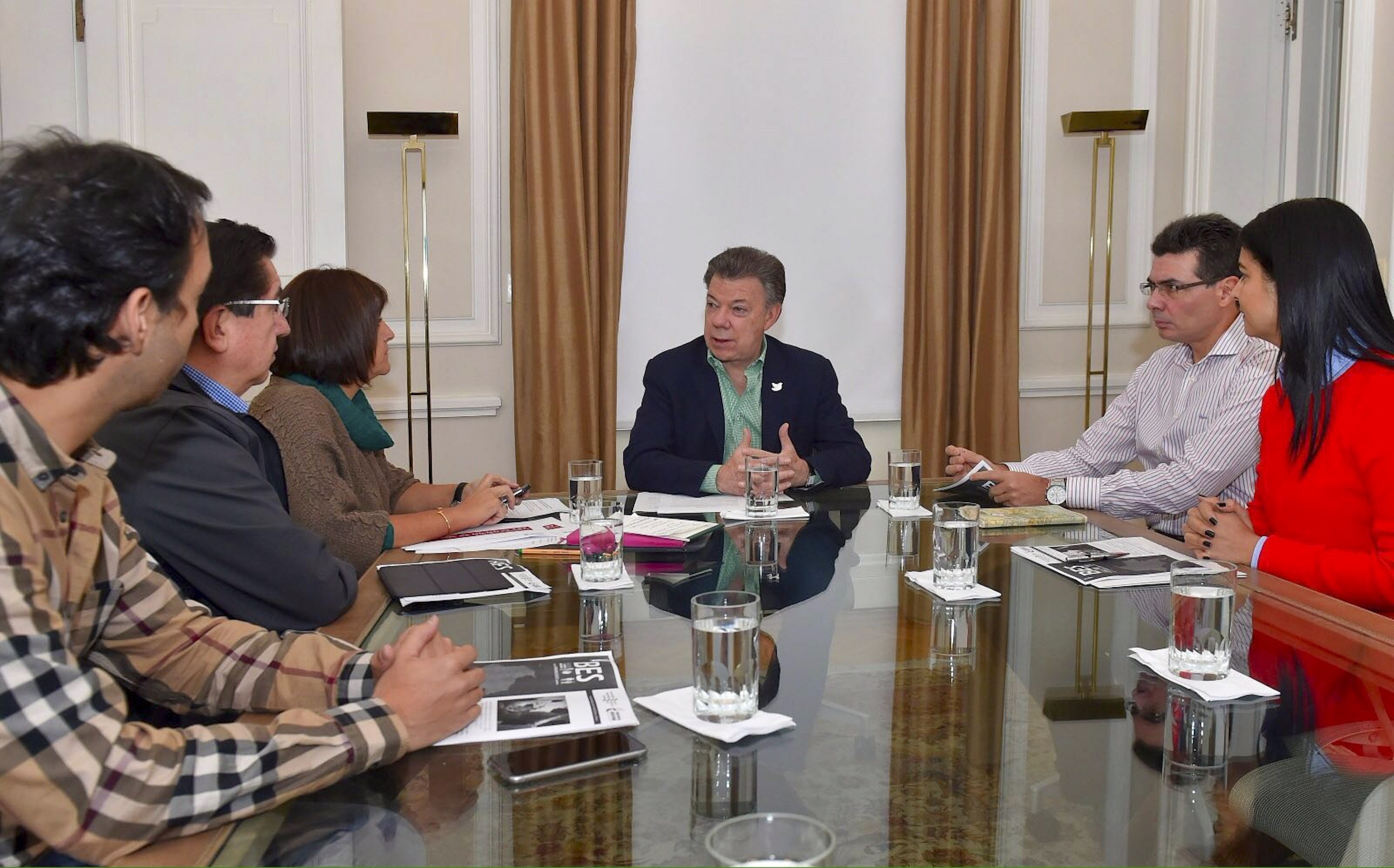 Presidente da Colômbia, Juan Manuel Santos (centro) , faz reunião com seus ministros para discutir a expansão do vírus zika | JUAN PABLO BELLO/AFP