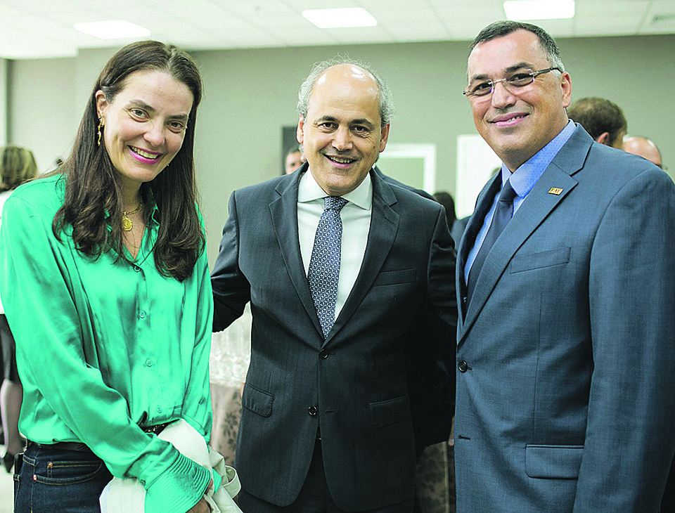 O diretor-geral do Grupo Educacional Bom Jesus, Jorge Apóstolos Siarcos (à dir.), recebeu o prefeito Gustavo Fruet e a diretora da Unidade Jornais do GRPCOM, Ana Amélia Filizola, entre vários outros convidados, na cerimônia de inauguração da nova sede da FAE Business School, ontem à tarde. | Rubens Nemitz Jr.