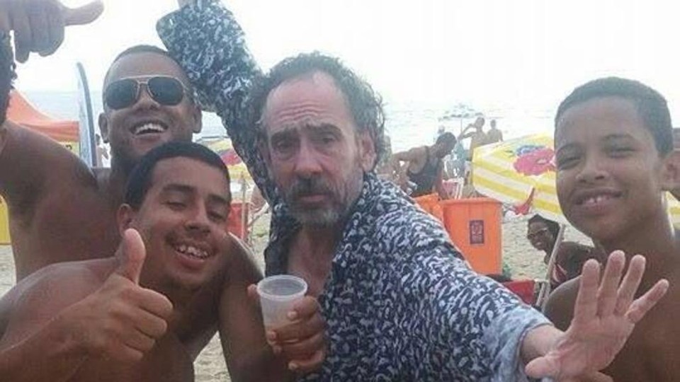 Tim Burton em praia no Rio em foto divulgada nas redes sociais | Reprodução/Twitter