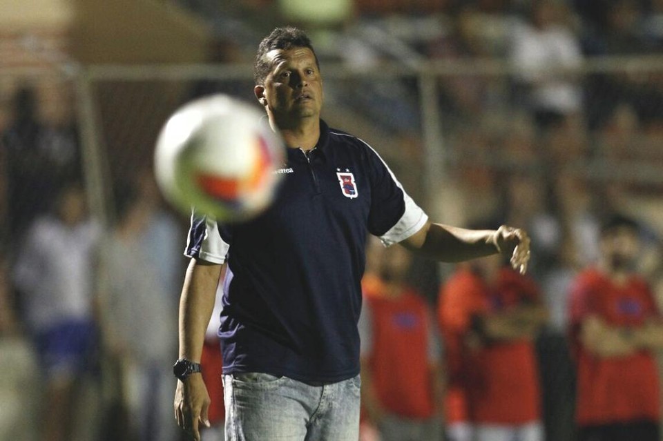 Técnico Claudinei Oliveira pede mais regularidade para os jogadores do Paraná durante os jodos. | Jonathan Campos/Gazeta do Povo