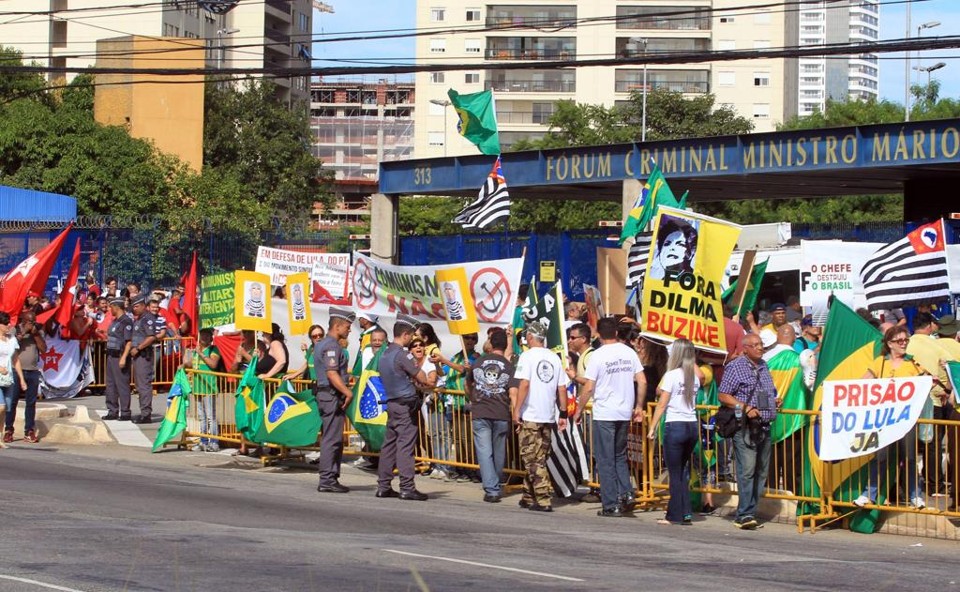Grupos protestam em frente ao fórum em SP. | WERTHER SANTANA/ESTADÃO CONTEÚDO