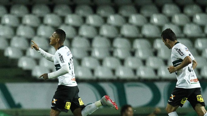 Dudu arriscou de fora da área e marcou um golaço. | Jonathan Campos Gazeta do Povo