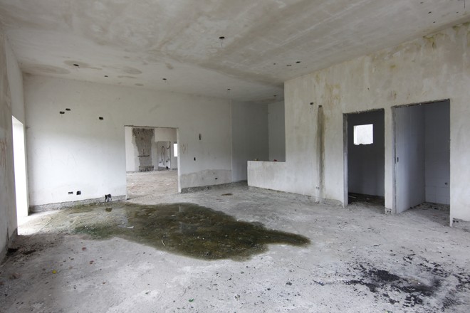 Abandonada desde 2013, obra da UBS Campo Alegre tem sido utilizada como abrigo por mendigos e também como ponto de uso de droga | Aniele Nascimento/Gazeta do Povo