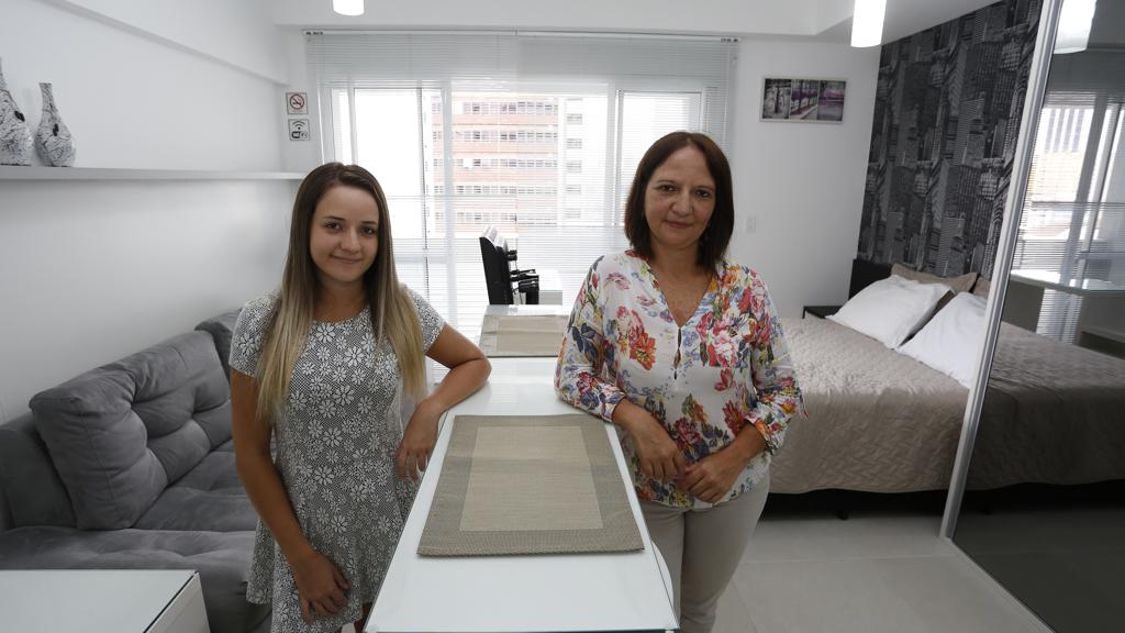 Jessika e Lydia Vidal alugam um apartamento pelo Airbnb. Conversa com o síndico evitou problemas na locação. | Henry Milleo/Gazeta