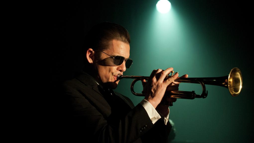 Ethan Hawke interpreta o trompetista, que tenta um a retomar a carreira depois de ser forçado a deixar os palcos após uma agressão no fim dos anos 1960. | /Divulgação